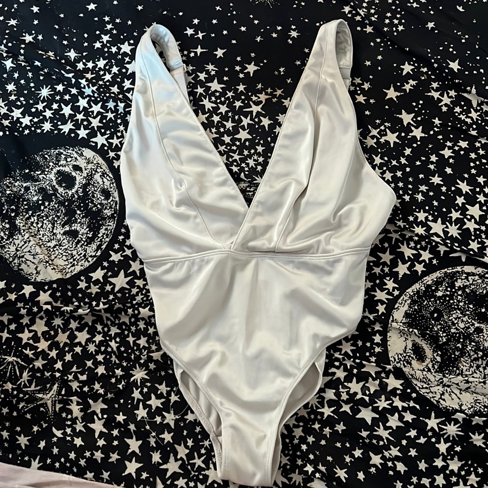 URBAN OUTFITTERS v cut body suit 🤍